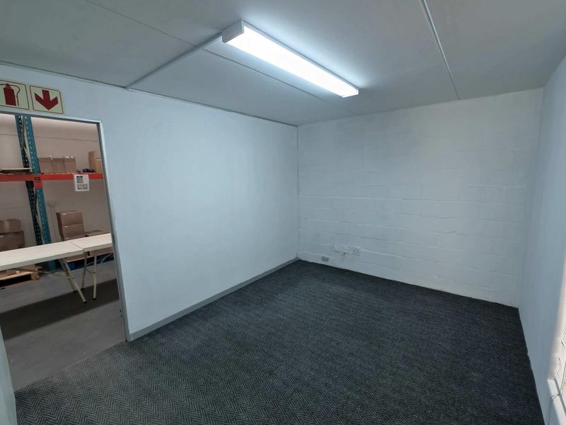 MINI WAREHOUSE/OFFICES TO LET - MONTAGUE GARDENS - Photo 7