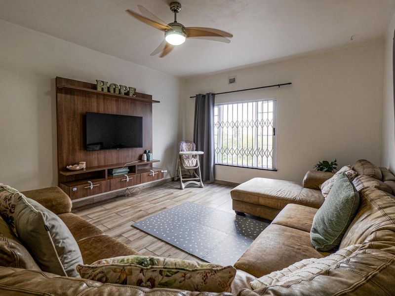 Spacious with distant sea views - Photo 4