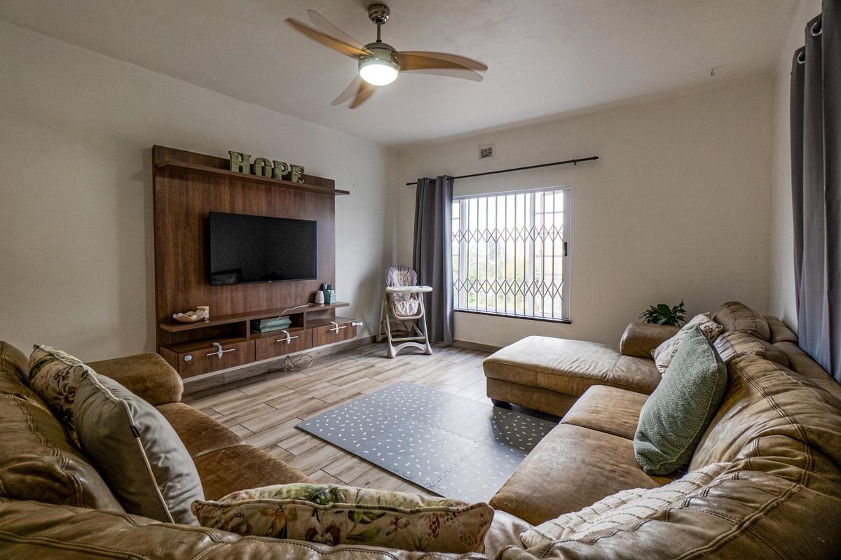 Spacious with distant sea views - Photo 4