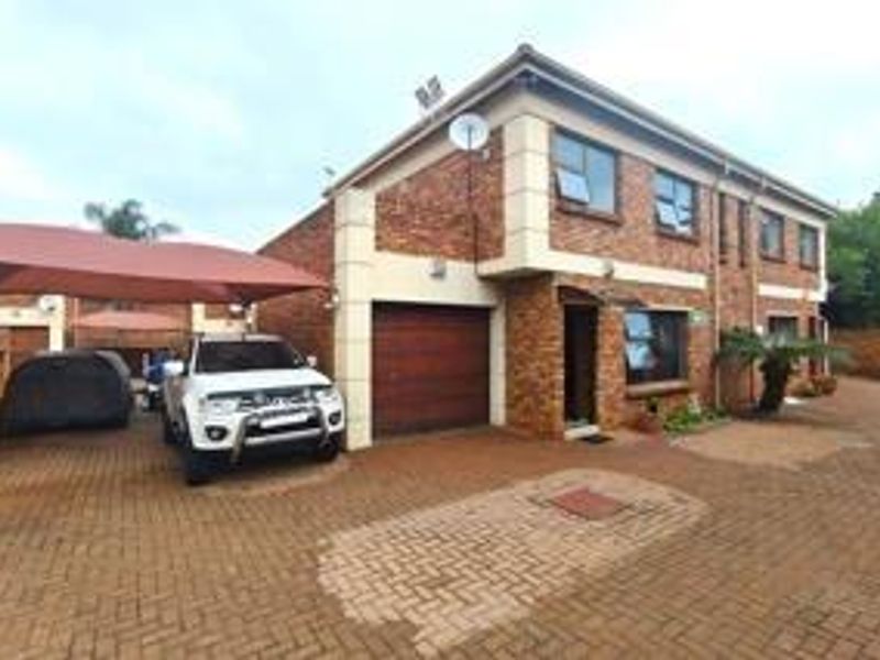 Secure Family Comfort in an Exclusive Tuscan-Style Estate - Photo 2