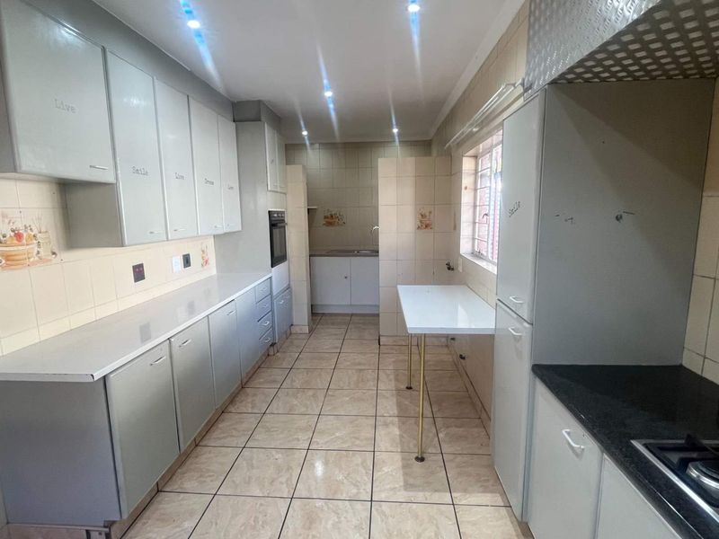 Property in Brackendowns - Photo 3
