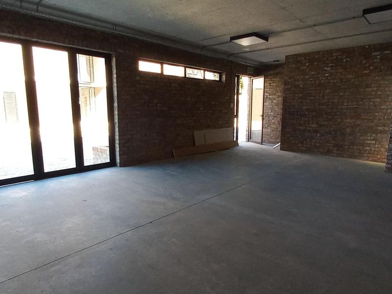 New and popular development - Double storey unit with good natural light! - Photo 2
