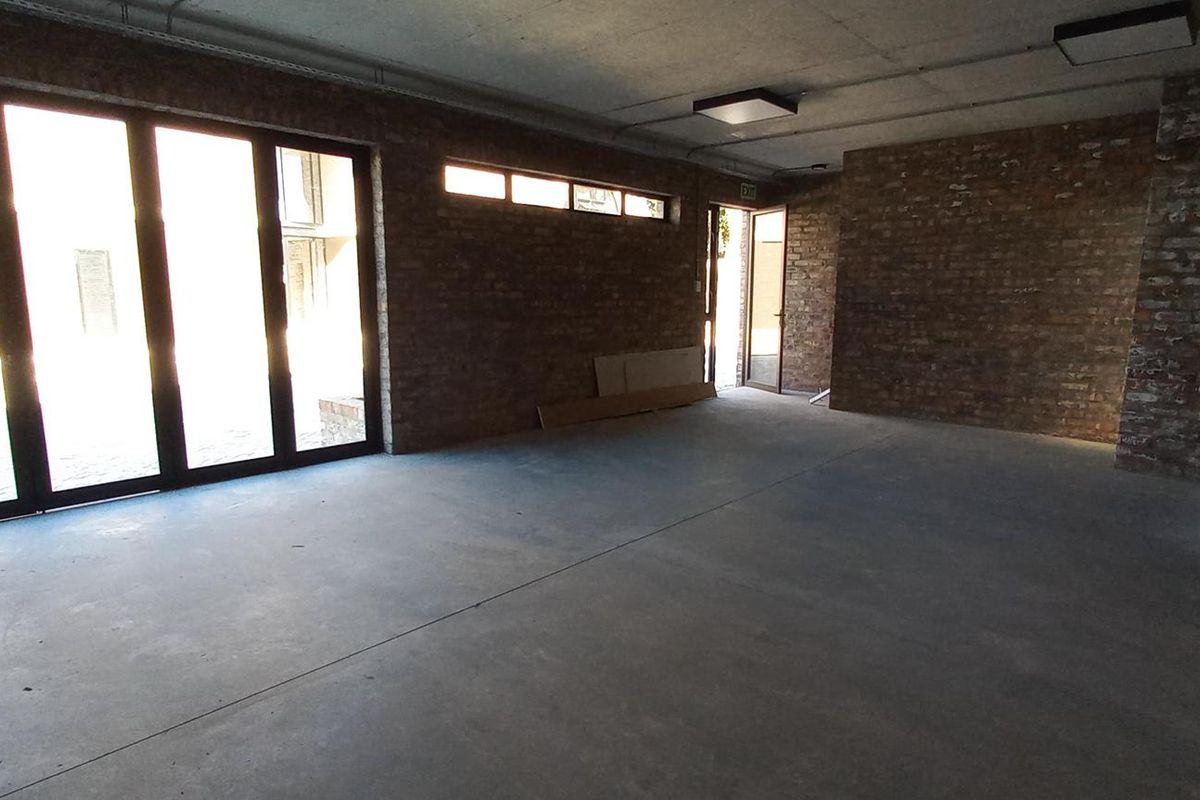 New and popular development - Double storey unit with good natural light! - Photo 2