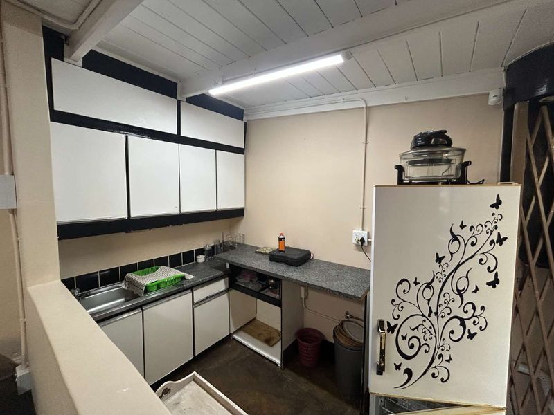 Furnished 1-Bedroom Cottage, Hassle-Free Living with Parking - Photo 3