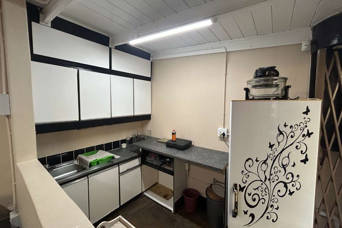 Furnished 1-Bedroom Cottage, Hassle-Free Living with Parking - Photo 3