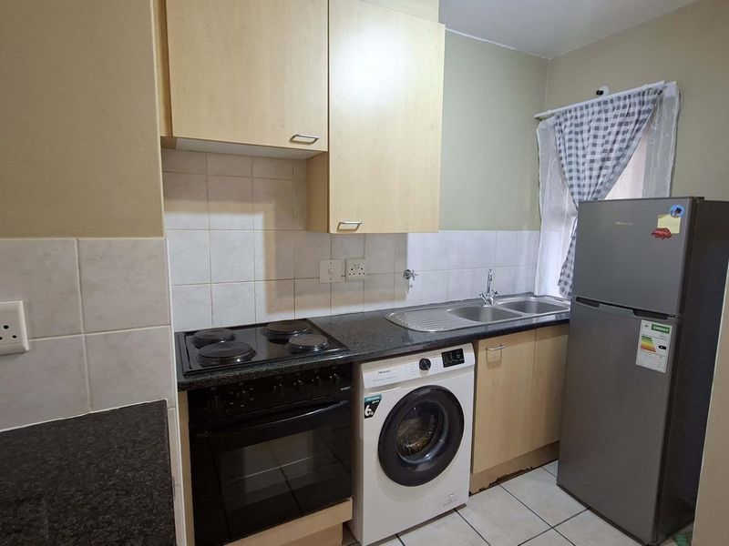 Lovely garden studio apartment available in Bryanston - Photo 2
