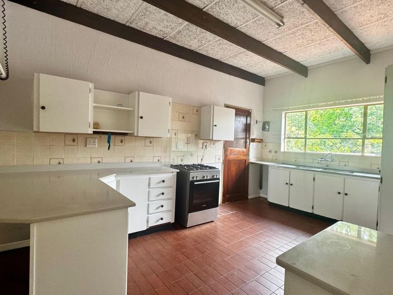 Spacious 4–6 Bedroom Family Home with Separate Office in Faerie Glen - Photo 5