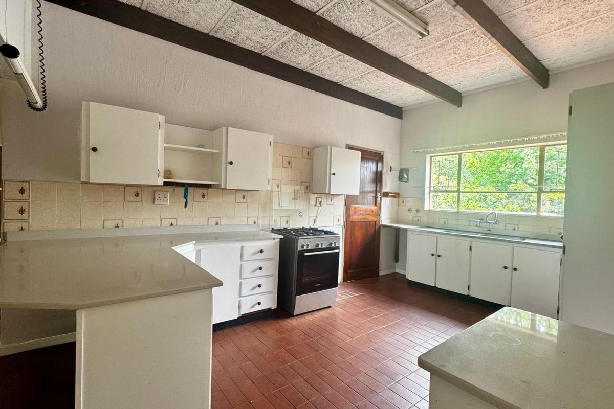 Spacious 4–6 Bedroom Family Home with Separate Office in Faerie Glen - Photo 5