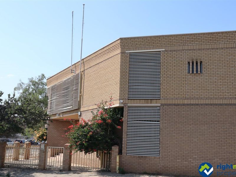 When business meets the perfect location. Seldom in the market. Excellent location and visibility. - Photo 6