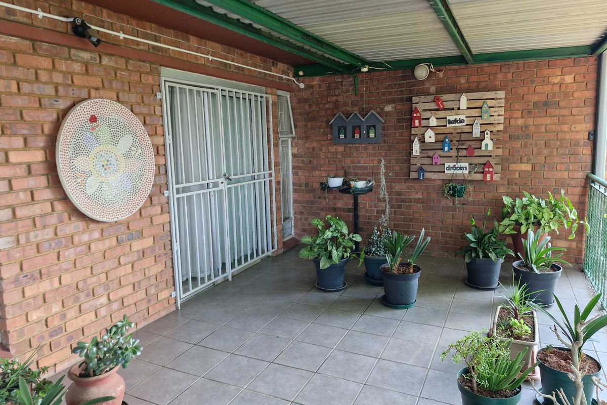 2 & Half Bedroom Town house For Sale In Silverton - Photo 3