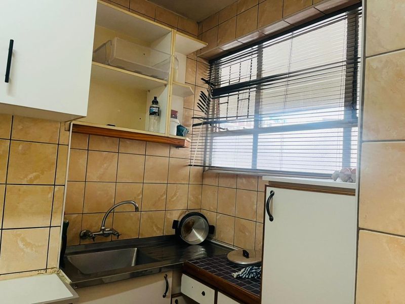 Modern 1-Bedroom Apartment with Harbour Views – Victoria Embankment, Durban - Photo 5