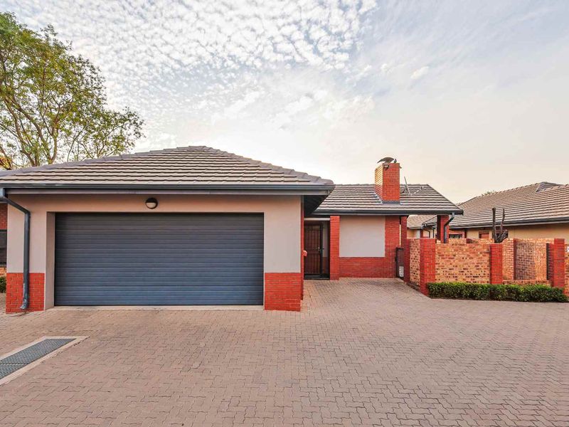 Modern 3 Bedroom Townhouse - Photo 2