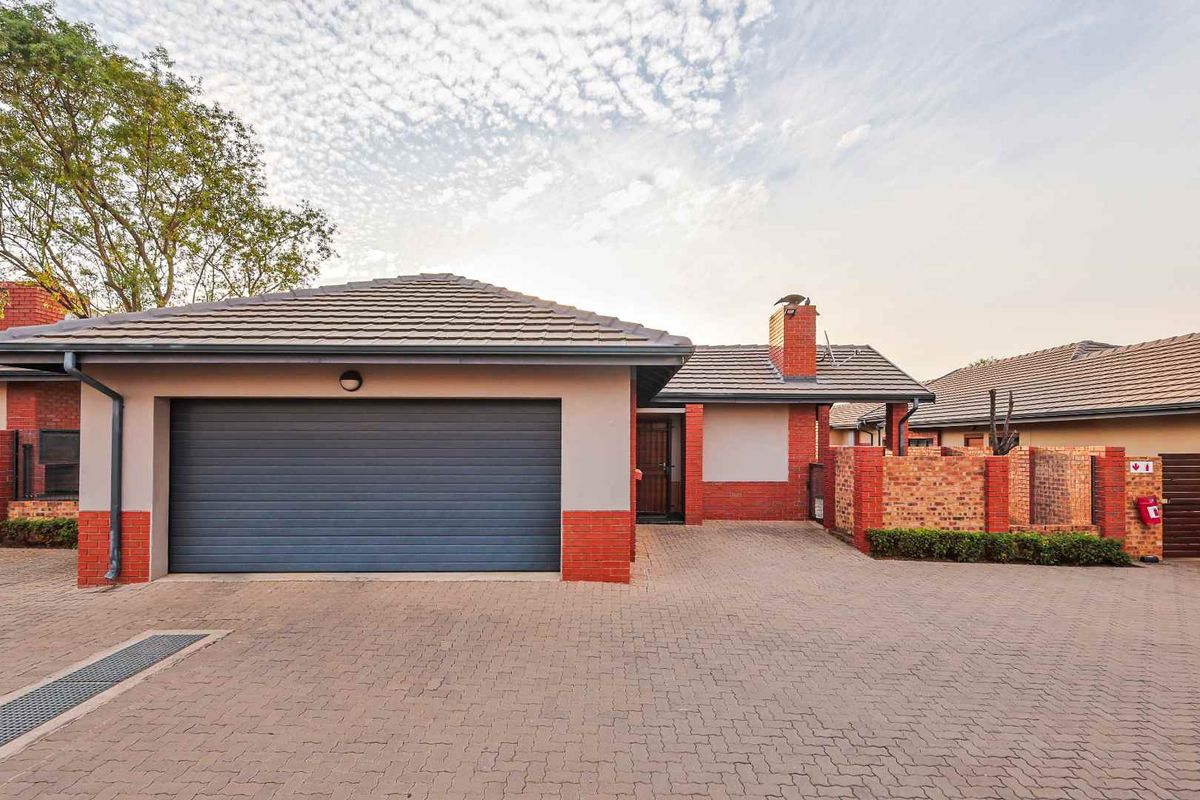 Modern 3 Bedroom Townhouse - Photo 2