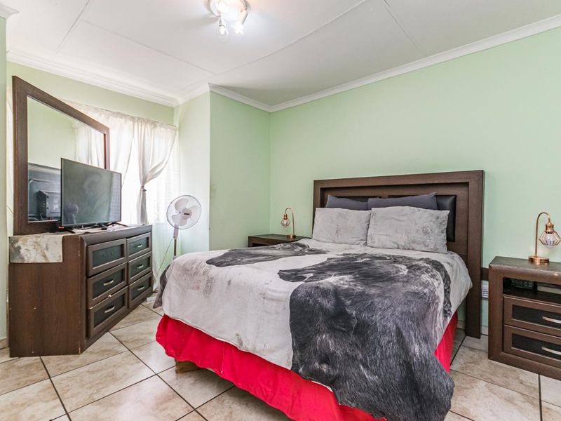 Dream Big - 5-bedroom duplex awaits in a secure complex in Willowbrook - Photo 5