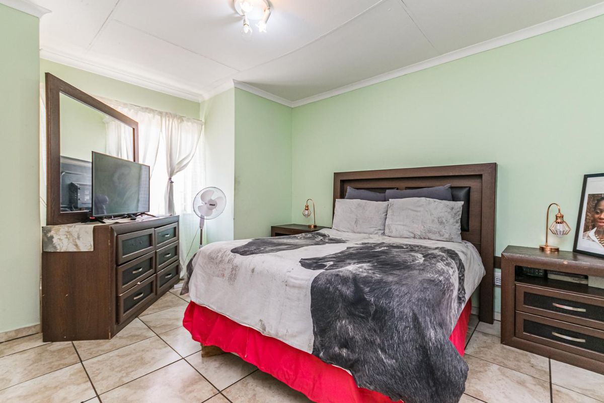 Dream Big - 5-bedroom duplex awaits in a secure complex in Willowbrook - Photo 5