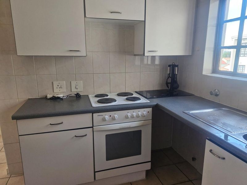 Top floor 1 bedroom in central Sandown position - Photo 2