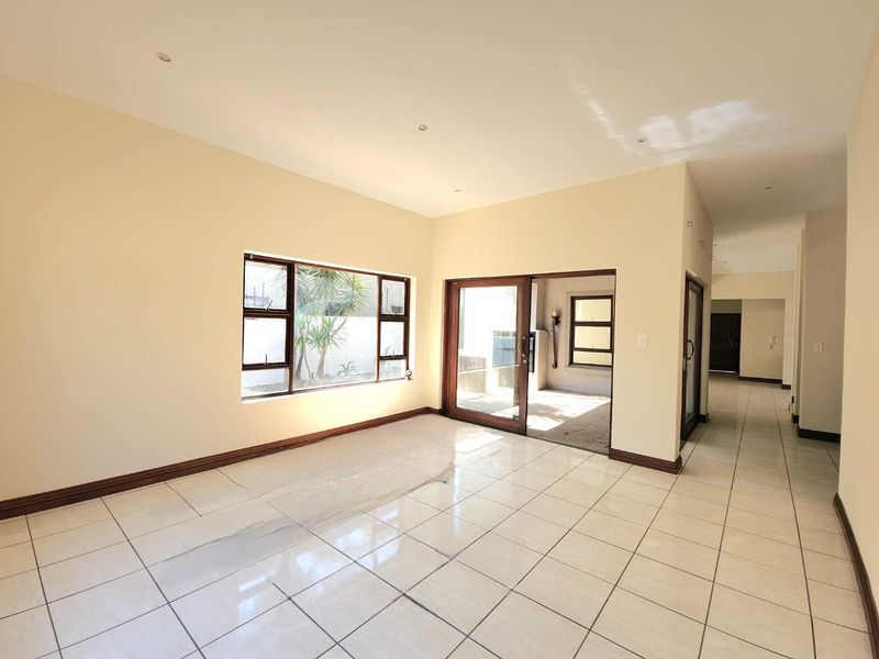 ✨ Welcome to a home that blends elegance, comfort, and entertainment in perfect harmony. - Photo 9