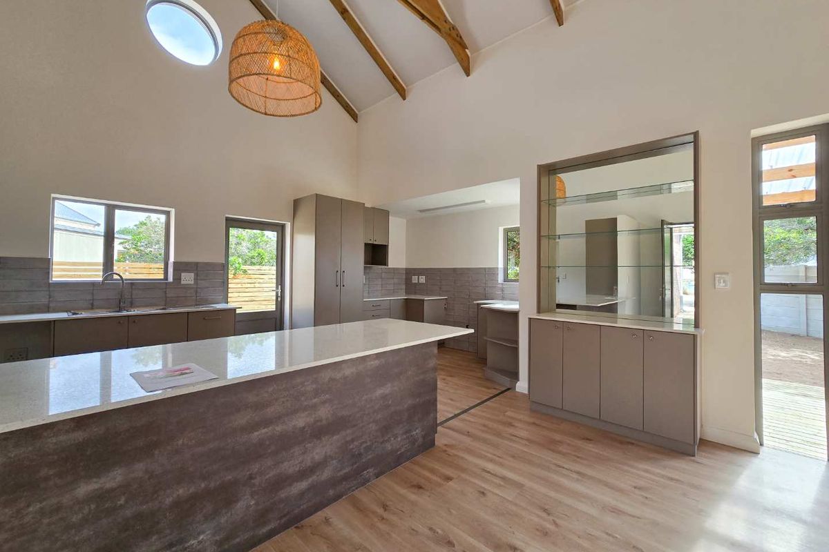 Modern 3 Bedroom townhouse for sale in Stilbaai-Wes. - Photo 4