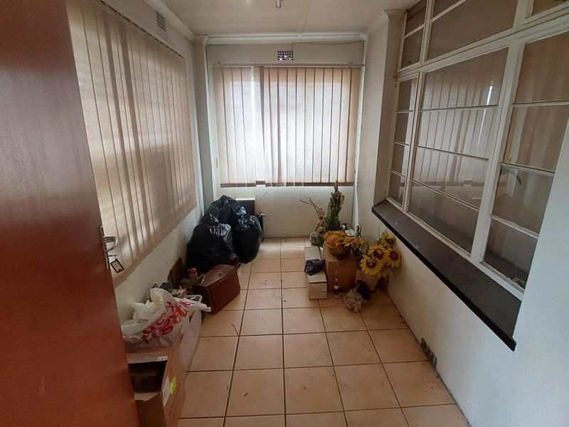 Transform & Personalize This Generous Vintage Space! - Photo 2