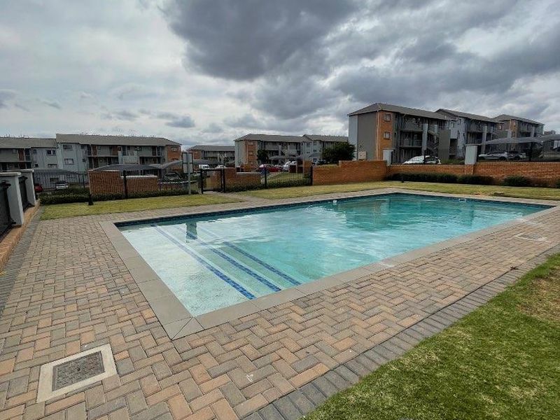 Family-Friendly 4-Bedroom Rental with Outdoor Play Area - Photo 2