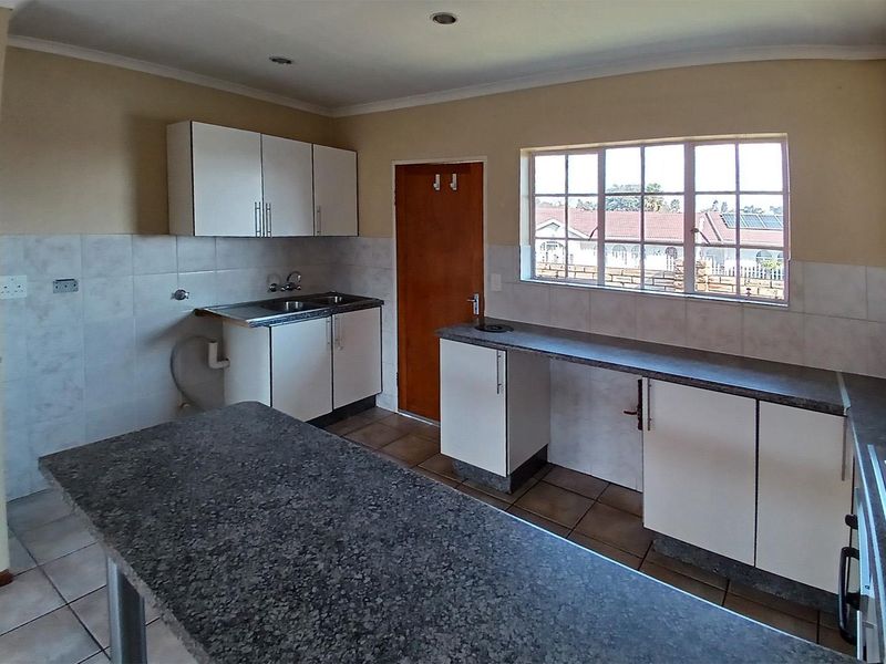 Charming 3-Bedroom Townhouse in Glen Erasmia – Move-In Ready! - Photo 8