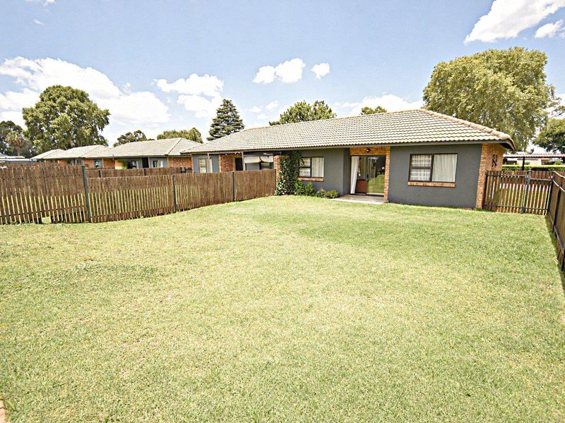 Pet-Friendly 3-Bedroom Simplex Townhouse - Photo 3