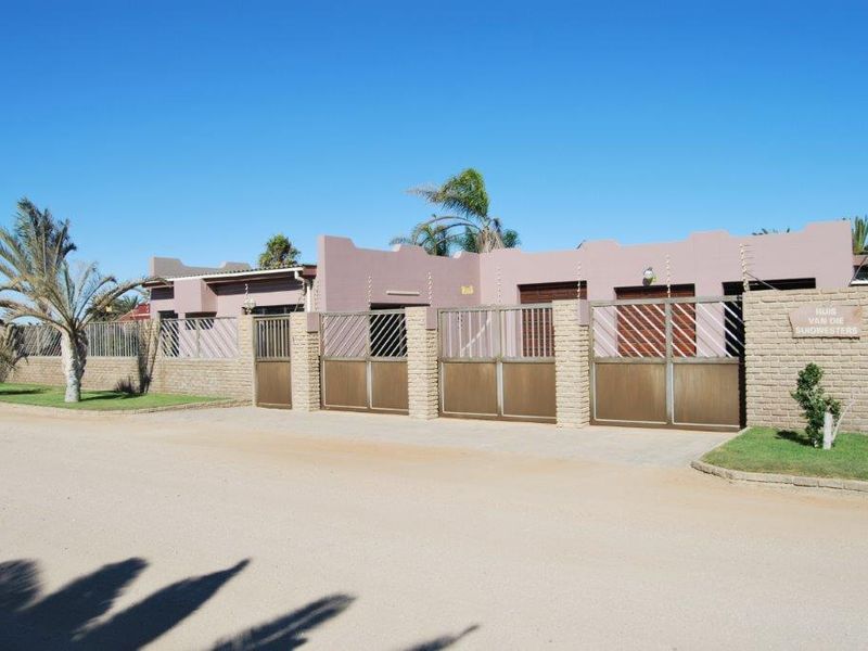 Entertainer's Dream Home in Henties Bay - Photo 3