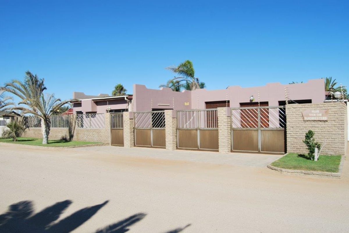 Entertainer's Dream Home in Henties Bay - Photo 3