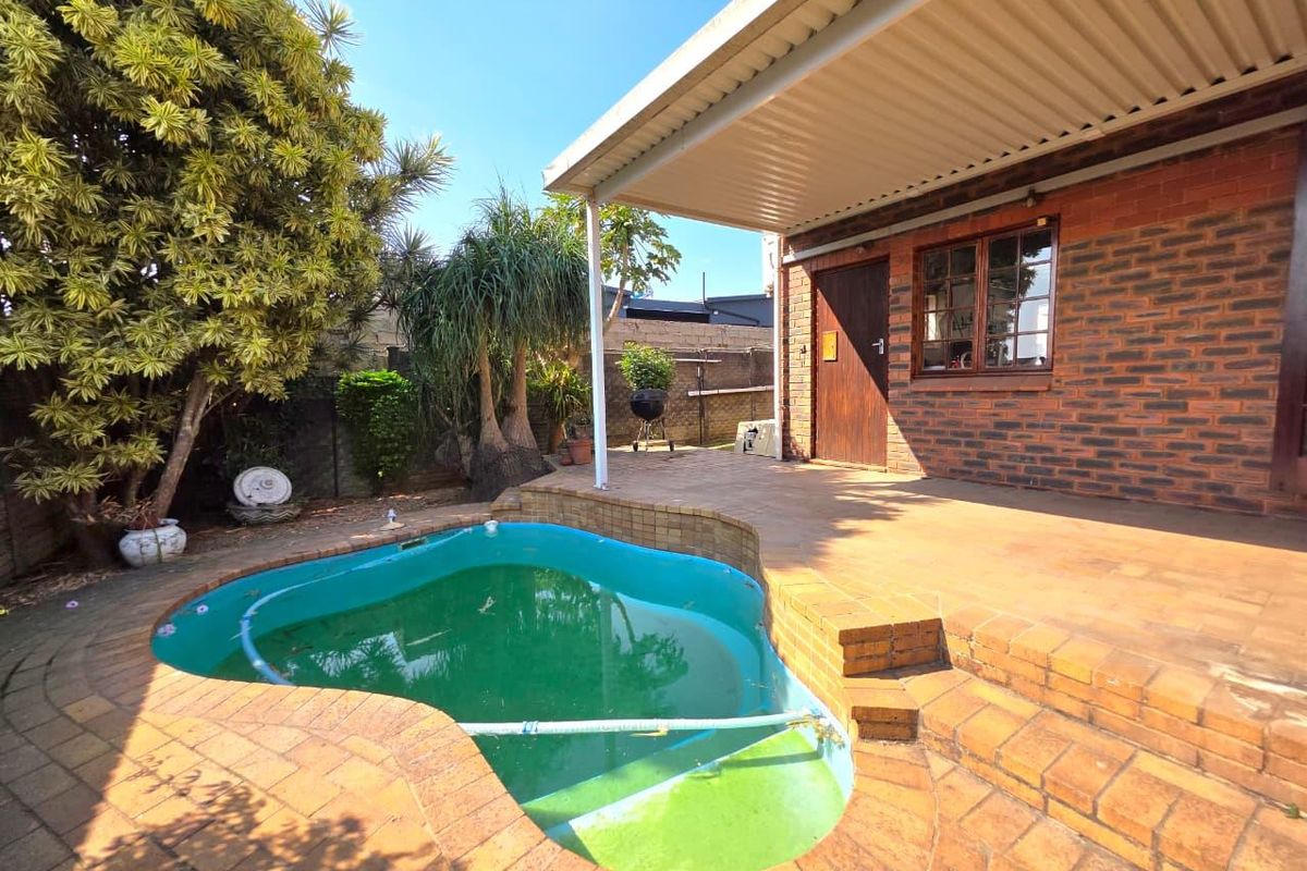 Secure 2 Bedroom Townhouse with Double Garage and Private Pool in Malvern - Photo 4