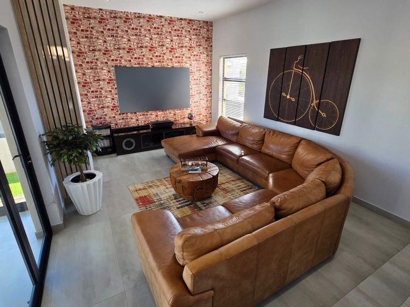Elegant 4 Bedroom Family Home in The Hills Nature Reserve - Photo 4