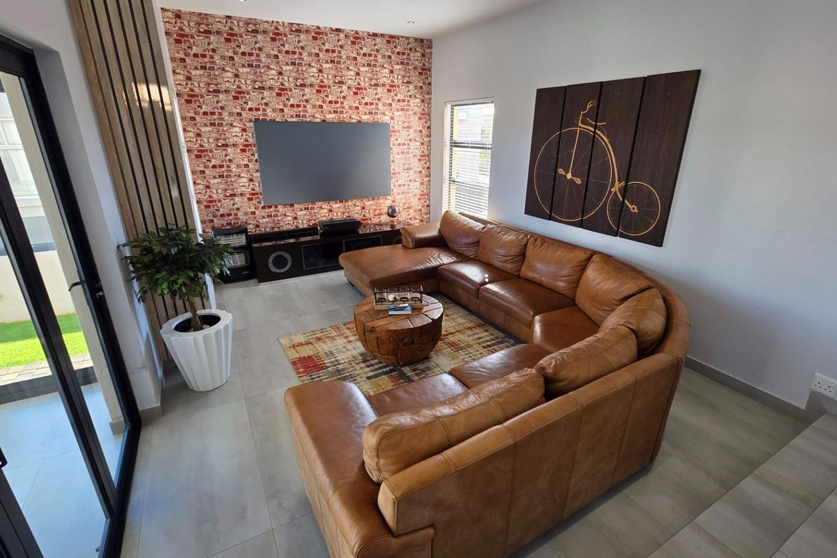 Elegant 4 Bedroom Family Home in The Hills Nature Reserve - Photo 4
