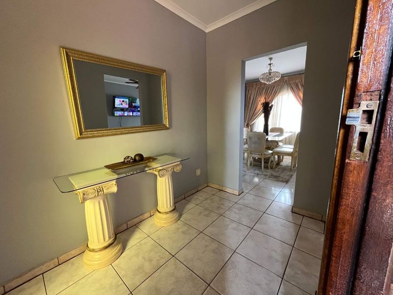 Spacious 3 Bedroom Family Home with Pool & Entertainment Area - Photo 4