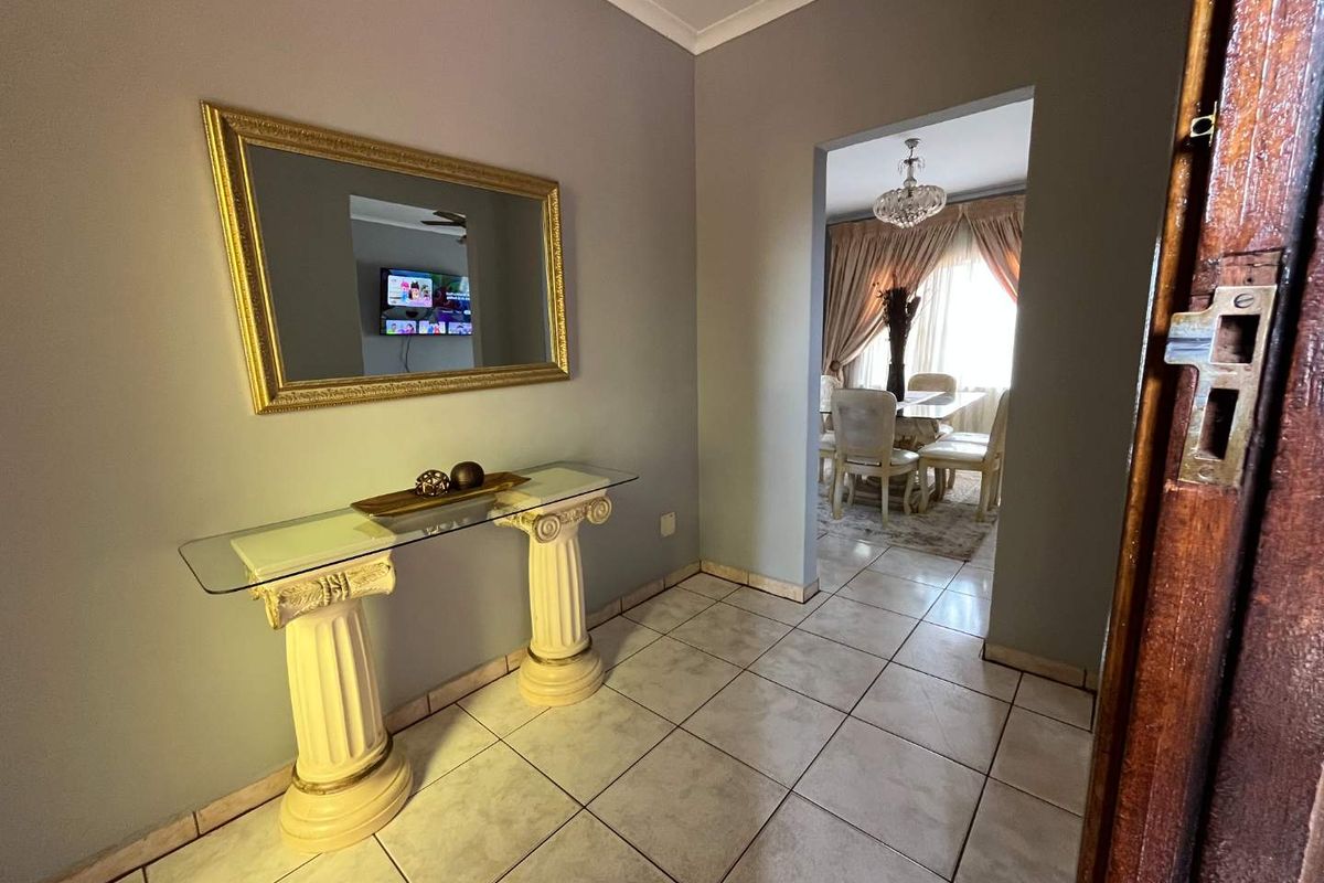Spacious 3 Bedroom Family Home with Pool & Entertainment Area - Photo 4