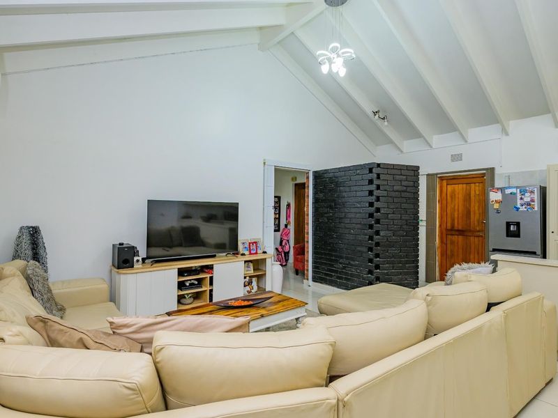 Immaculate 3-Bedroom Oasis! - Photo 9