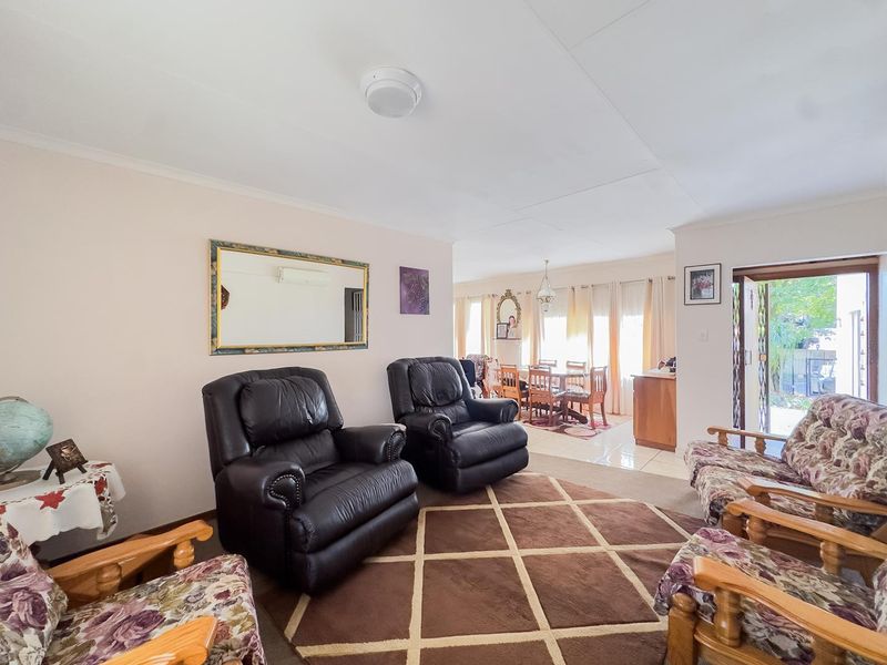 Spacious Family Home on a Large Stand with Exceptional Potential - Photo 8