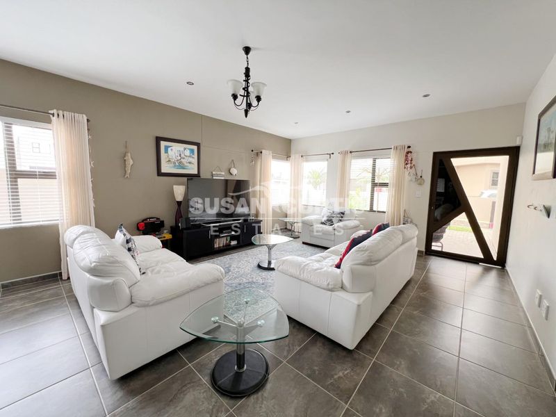 Spacious Freestanding Home with Generous Yard - Photo 2