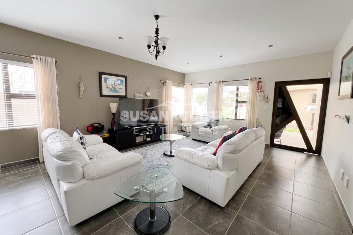 Spacious Freestanding Home with Generous Yard - Photo 2