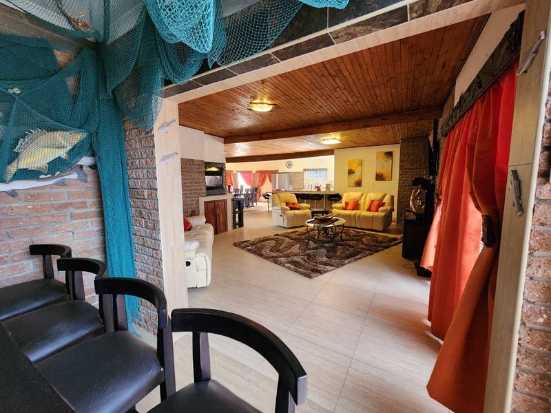 Face brick, low maintenance house with flat. - Photo 2