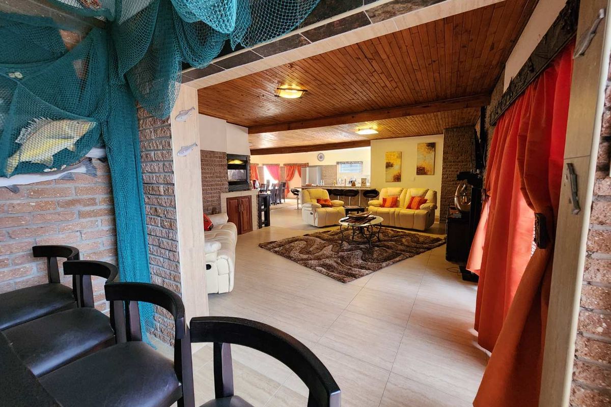 Face brick, low maintenance house with flat. - Photo 2