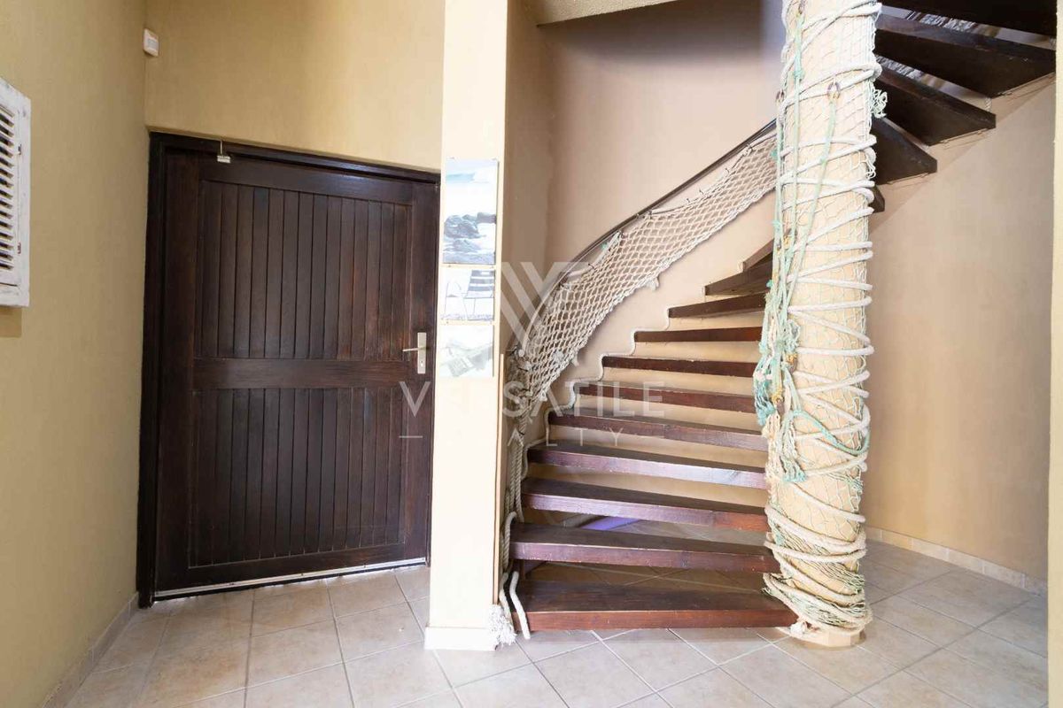 House For Sale in Long Beach. - Photo 2