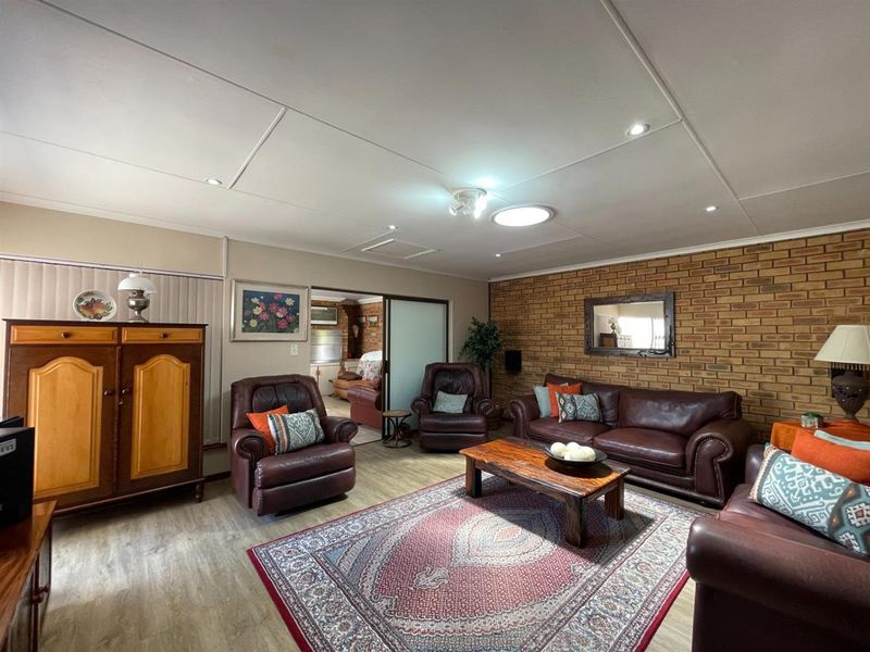 Entertainer's Dream 4 Bedroom House For Sale in Tergniet, Groot Brakrivier - Photo 4