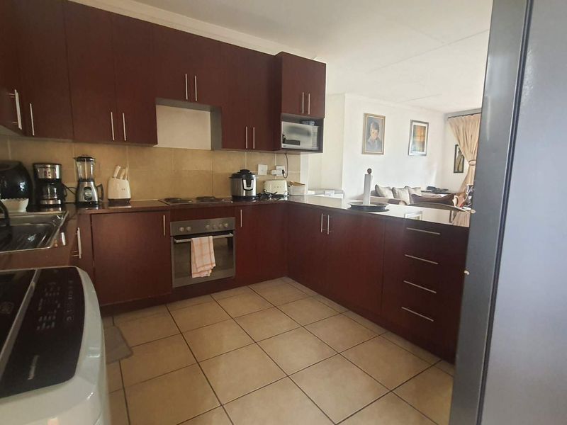**Charming 3-Bedroom Apartment in Prestigious Golf Estate, North Pretoria** - Photo 6