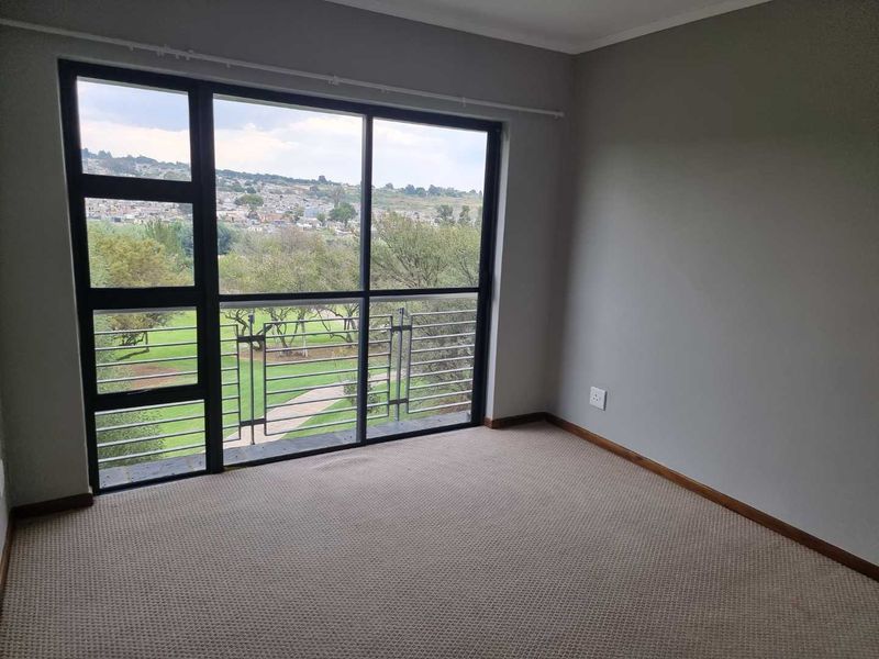 2 Bedroom 2 bathrooms modern Apartment in beautiful Golf Estate for sale R780 000 - Photo 6