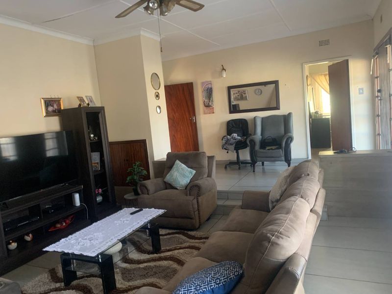 Charming 3-Bedroom House for Sale in Towerby, Johannesburg South - Photo 6