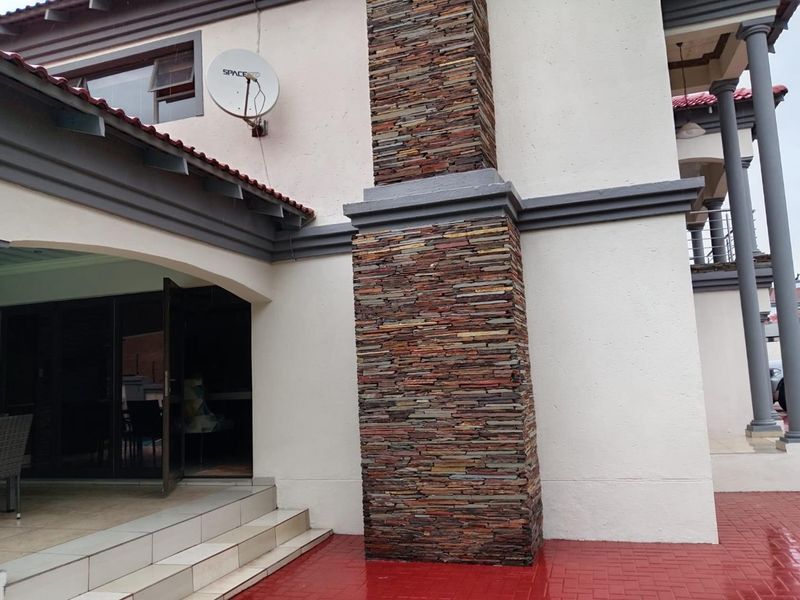 Beautiful Modern 7 Bedroom in Chantelle - Photo 6