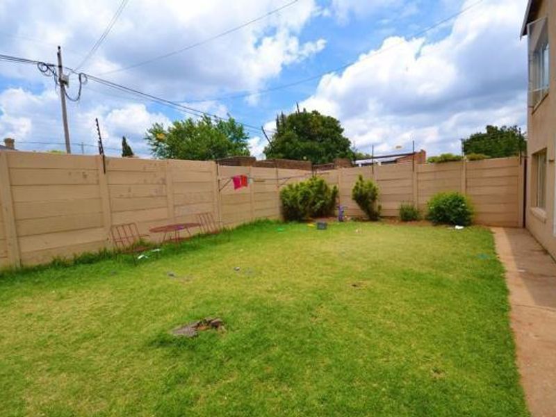4 x 3 bedroom sectional title townhouses with single lock up garages - Photo 3