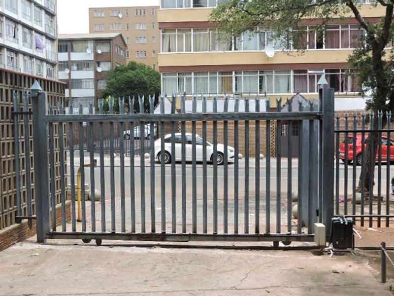 BACHELOR FLAT TO RENT IN SUNNYSIDE - Photo 3