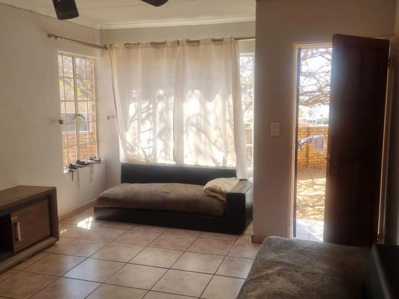 2 Bedroom House For Sale in Kosmosdal - Photo 2