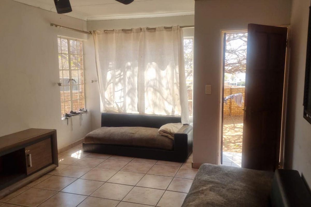 2 Bedroom House For Sale in Kosmosdal - Photo 2