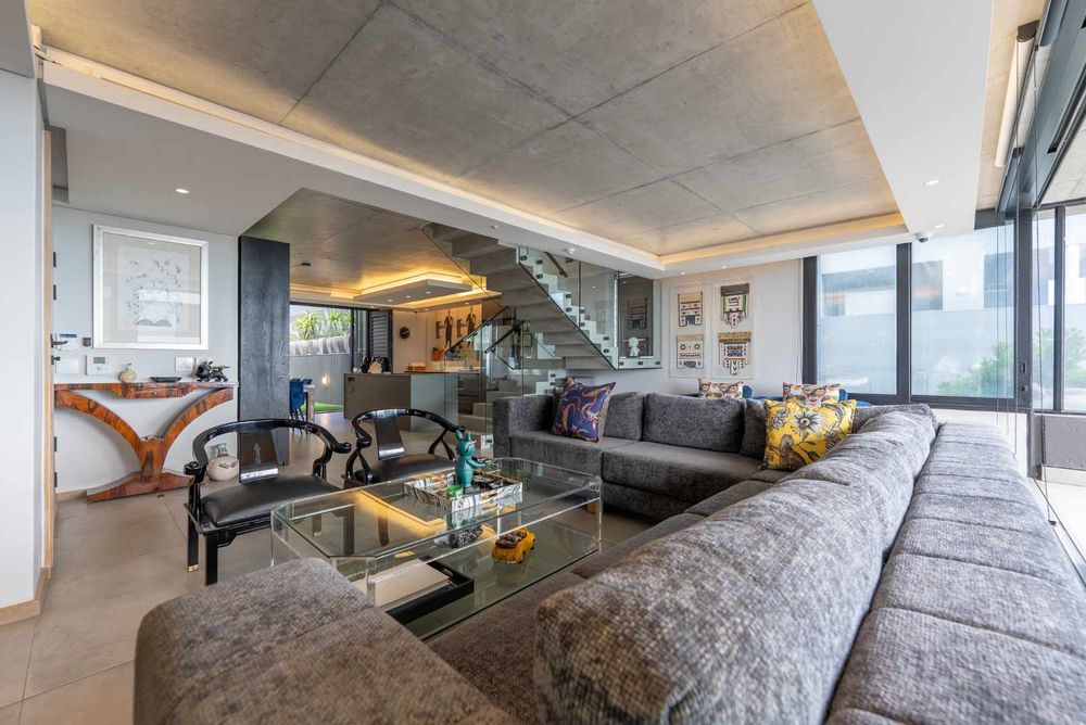 Living area - back in